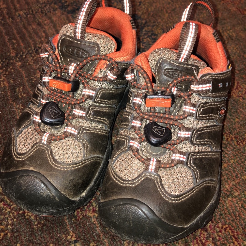 Keen Little kid Sz 8 waterproof hiking shoes